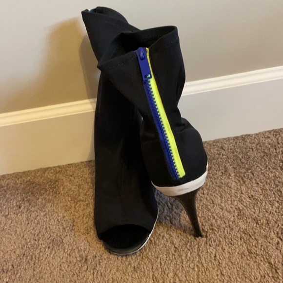 Open toed ankle booties - Picture 1 of 5